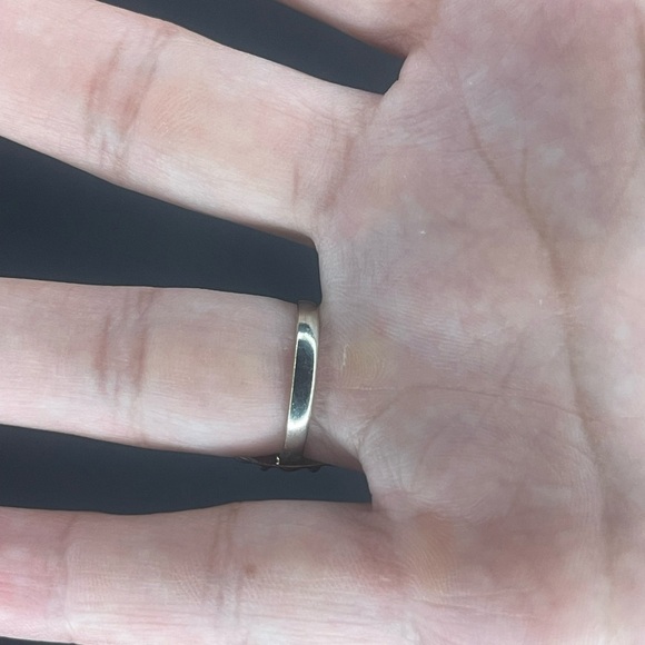 Elegant Silver Oval Gemstone Ring - Picture 2 of 2